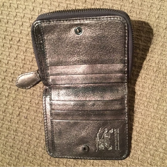 AUTHENTIC BURBERRY COMPACT WALLET IN GOOD PRE-LOVED CONDITION. ONLY $138.00.🔥🔥 - Picture 3 of 14